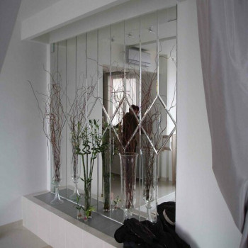 Зеркальное панно в гостиную в стиле неоклассика